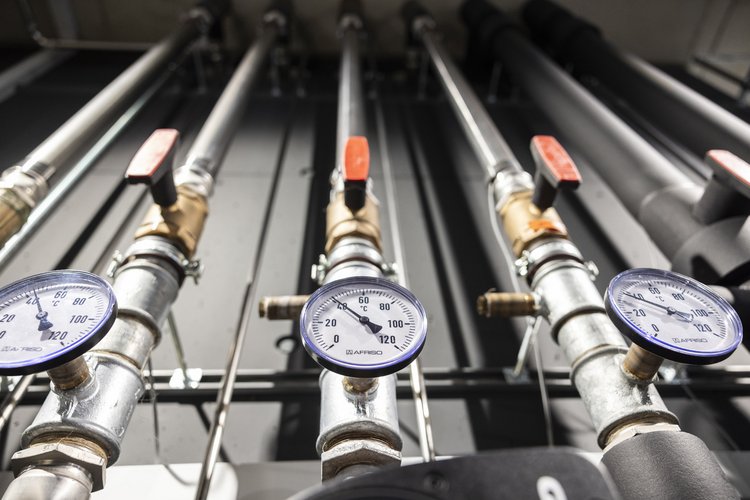 Team Hörmann Heizung Mehrere Heizungsrohre mit Druckanzeige