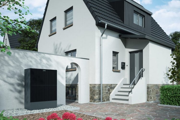 Viessmann Vitocal 250A Wohnhaus mit Viesmann Vitocal 250A Wärmepumpe an der Garage.