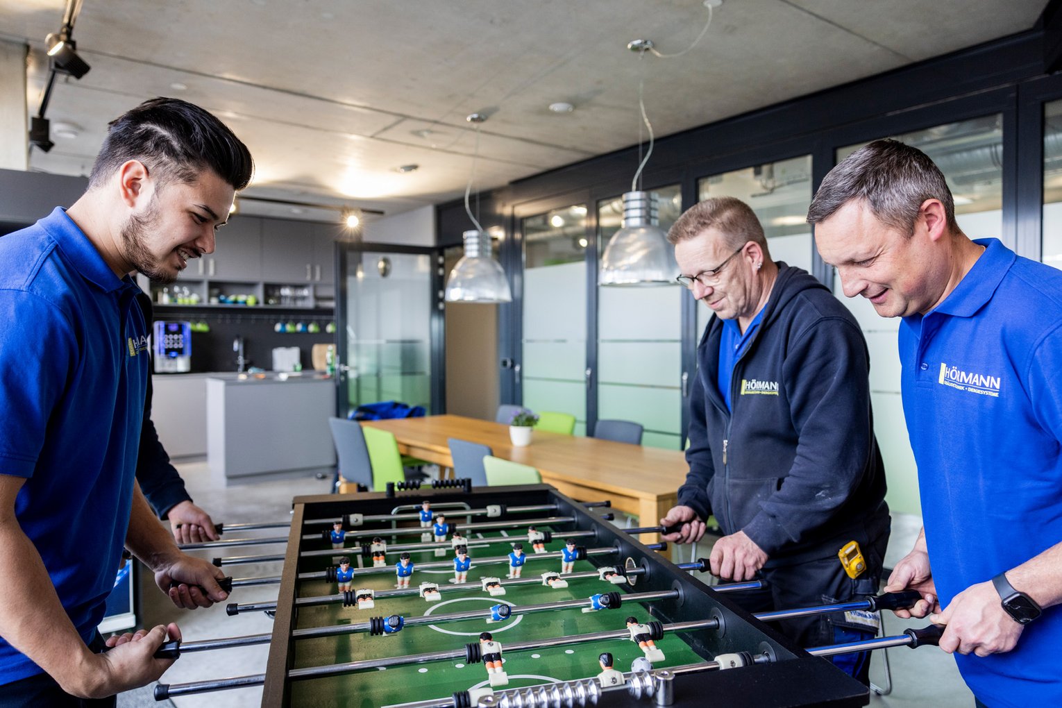 Männer spielen zusammen Kicker