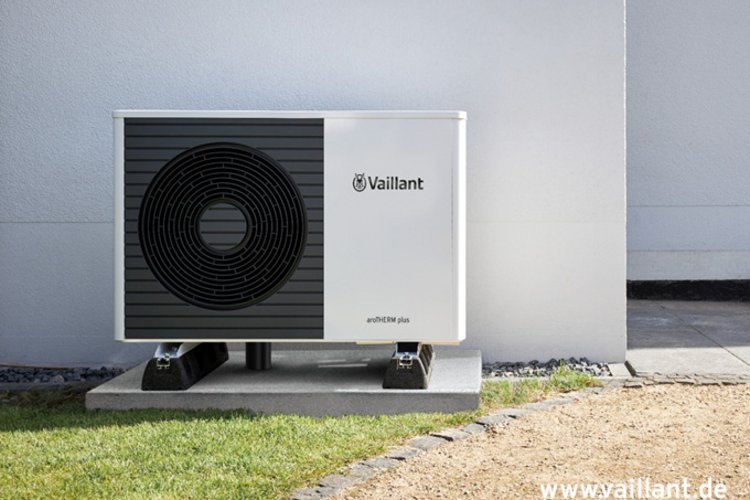 Vaillant aroTHERM plus Vaillant aroTHERM plus Wärmepumpe vor einer Hauswand.